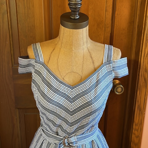 EUC WHBM  Blue & White Seersucker Dress Size 2 with pockets - Picture 2 of 14